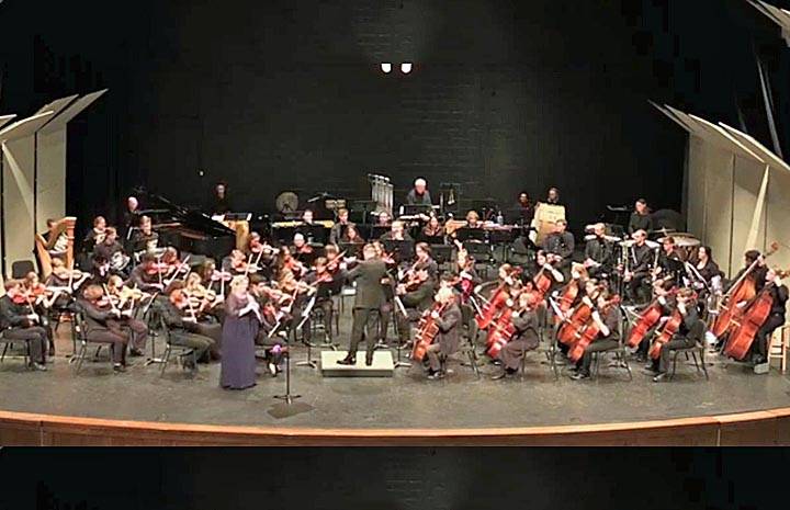 Marlen Vavrikova during performance with the orchestra